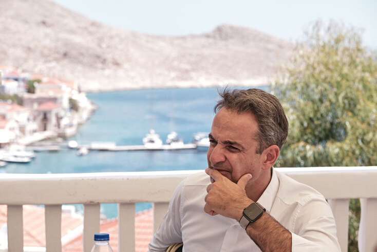 Ο πρωθυπουργός Κυριάκος Μητσοτάκης ακούει με προσοχή τα προβλήματα των κατοίκων στη Χάλκη - Ανακοίνωσε μείωση ΕΝΦΙΑ για τα μικρά νησιά