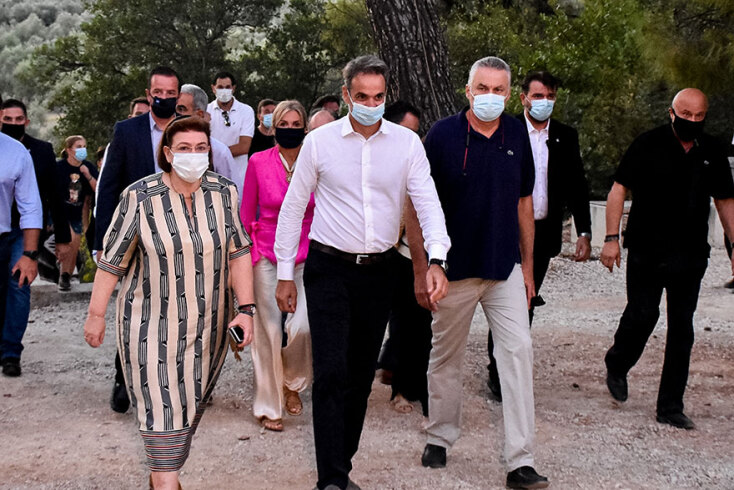 Με προστατευτική μάσκα για τον κορωνοϊό ο πρωθυπουργός Κυριάκος Μητσοτάκης στην Επίδαυρο - Δίπλα του η υπουργός Πολιτισμού Λίνα Μενδώνη