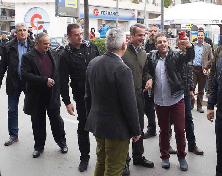 Η χαλαρή βόλτα Μητσοτάκη στο κέντρο της Λάρισας και οι selfies με τον κόσμο