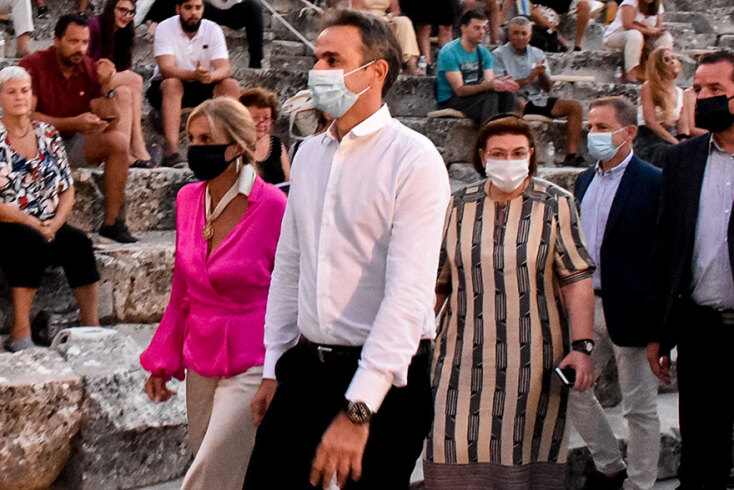 Κυριάκος Μητσοτάκης και Μαρέβα προσήλθαν στις θέσεις τους στην Επίδαυρο, φορώντας προστατευτική μάσκα για τον κορωνοϊό