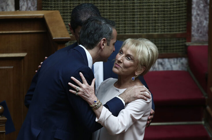 Η ορκωμοσία των 300 στη Βουλή: Κυριάκος Μητσοτάκης και Φωτεινή Πιπιλή