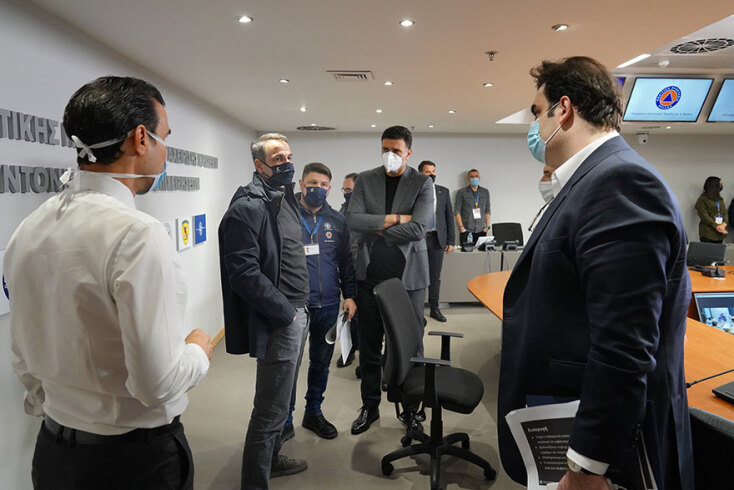 Κυριάκος Μητσοτάκης με Βασίλη Κικίλια, Νίκο Χαρδαλιά και Κυριάκο Πιερρακάκη στη σύσκεψη για την πορεία των εμβολιασμών στην Ελλάδα