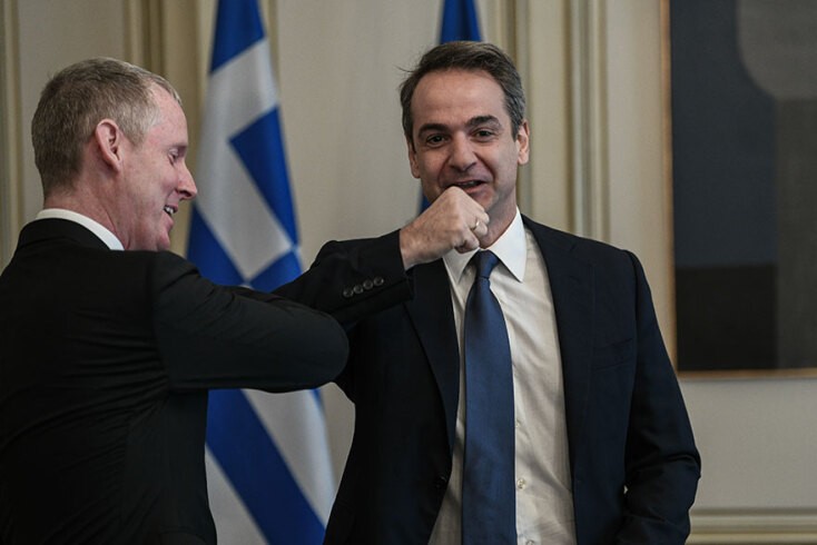 Με γροθιά και αγκώνα χαιρετά ο Κυριάκος Μητσοτάκης Ευρωπαίο αξιωματούχο λόγω κορωνοϊού