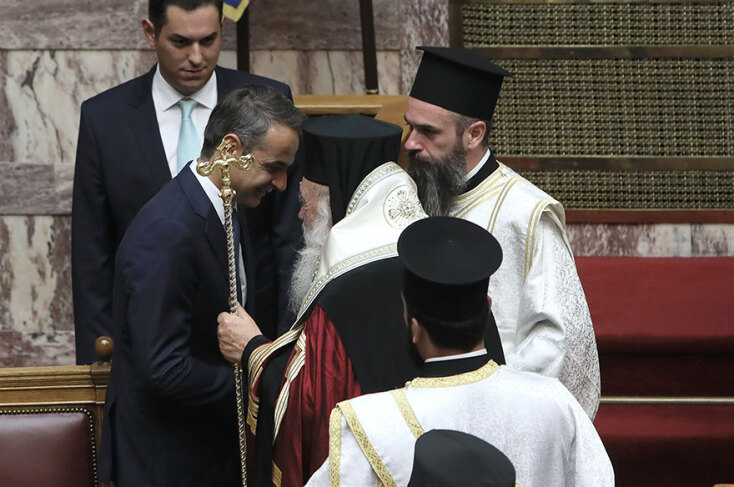 Η ορκωμοσία των 300 στη Βουλή: Ο Κυριάκος Μητσοτάκης συνομιλεί με τον Αρχιεπίσκοπο Ιερώνυμο