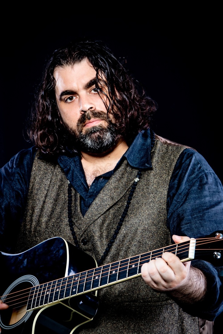 Ο τραγουδιστής Κύριλλος Ρούσσος, γιος του Ντέμη Ρούσσου