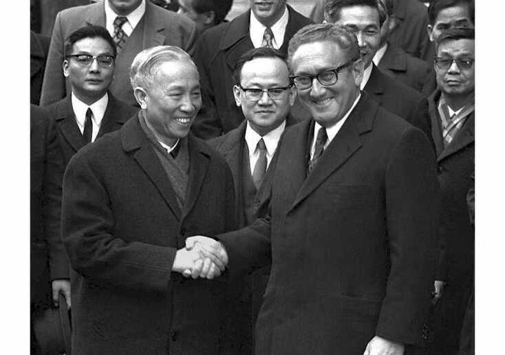 Ο Χένρι Κίσινγκερ με τον Βιετναμέζο Le Duc Tho