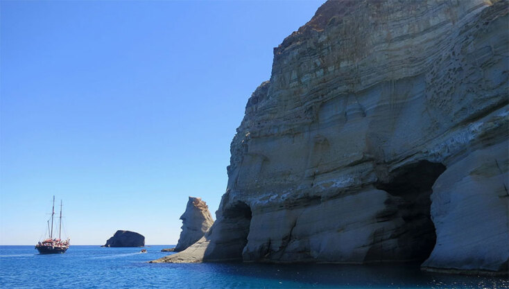 TripAdvisor: Το Κλέφτικο, το «κόσμημα» της Μήλου, μάγεψε τους επισκέπτες και βρίσκεται στη 2η θέση της λίστας με τις 10 ωραιότερες παραλίες της Ευρώπης