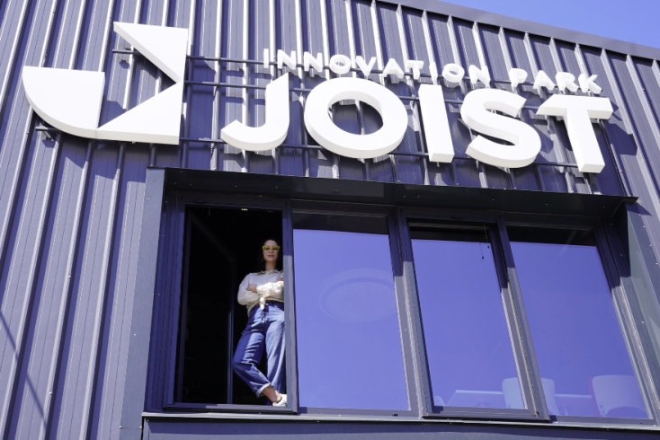 Η Κλαίρη Μπακούρα στις εγκαταστάσεις του "JOIST"