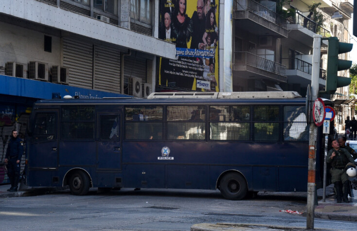 Επιχείρηση εκκένωσης του κτιρίου στη συμβολή Μαυρομματαίων και Δεριγνύ