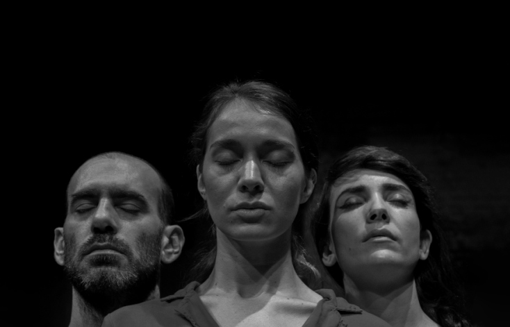 To "Knock" της Μέγκαν Τζένκινς, σε σκηνοθεσία Ντίνου Ψυχογιού, στο θέατρο Φούρνος