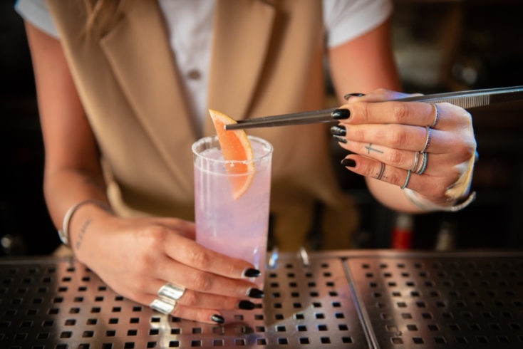 Paloma με λευκή τεκίλα και λίγο φρέσκο lime, απογεμίζοντας με grapefruit pink soda