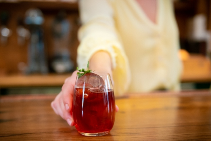 Clumsies Negroni, φτιαγμένο με το Clumsies Old Tom Gin, αρωματισμένο με κερί μέλισσας, αρμπαρόριζα και δυο διαφορετικά πιπέρια, με μπλεντ από βερμούτ