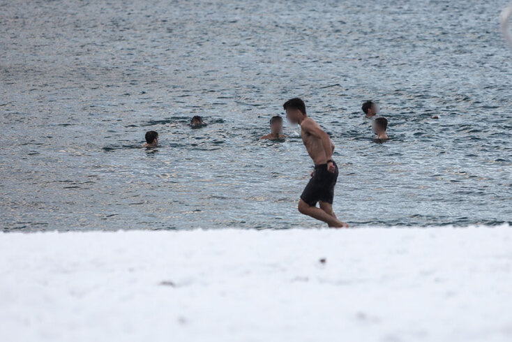 Η κακοκαιρία «Ελπίδα» έφερε χιόνια μέχρι την παραλία στο Παλαιό Φάληρο, αλλά κολυμβητές έκαναν τη βουτιά τους