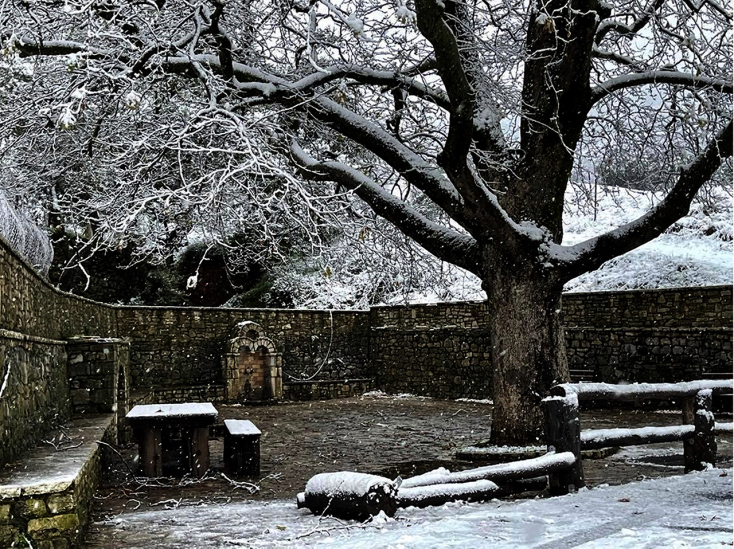 Χιονίζει στο Κολοκοκρωνίτσι και οι εικόνες είναι μαγικές