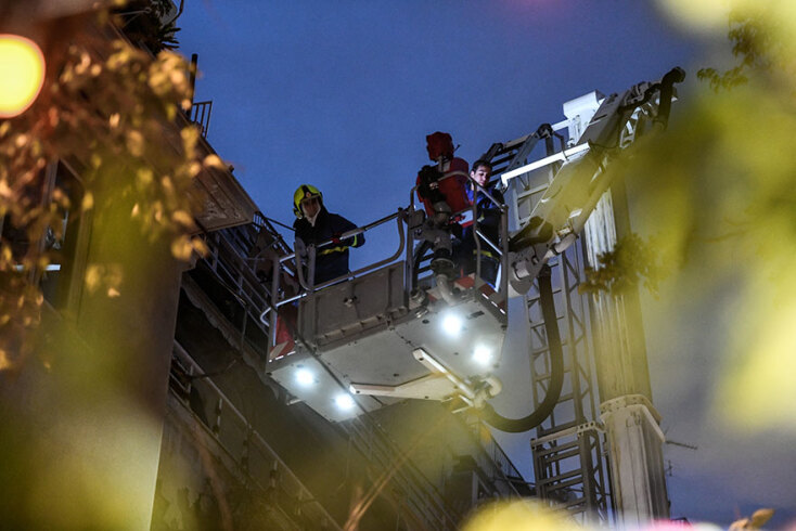 Πυροσβέστες στο Κολωνάκι προσεγγίζουν το διαμέρισμα όπου εκδηλώθηκε η φωτιά