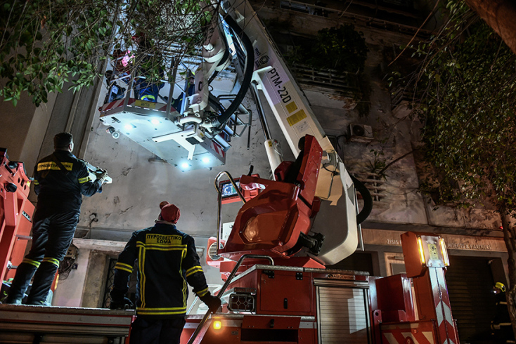 Πυρκαγιά στο Κολωνάκι - Με ειδικό όχημα μπήκαν στο διαμέρισμα οι πυροσβέστες 