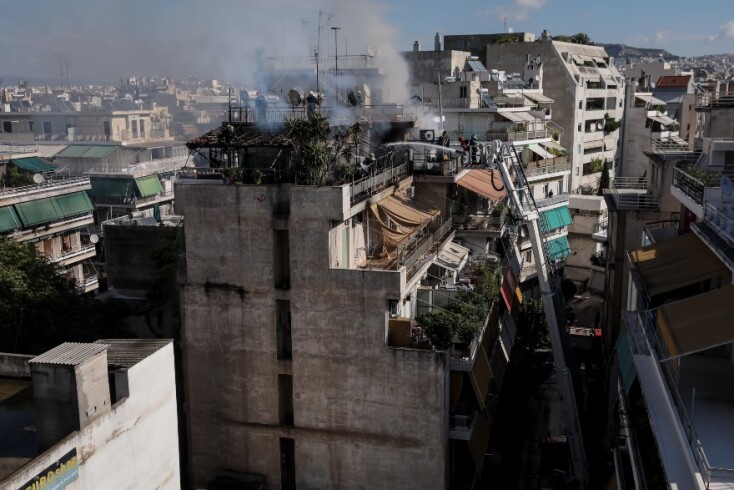 Πυρκαγιά σε διαμέρισμα στον Κολωνό - Η μάχη των πυροσβεστών σε εικόνες