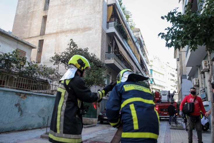 Πυρκαγιά σε διαμέρισμα στον Κολωνό - Η μάχη των πυροσβεστών σε εικόνες