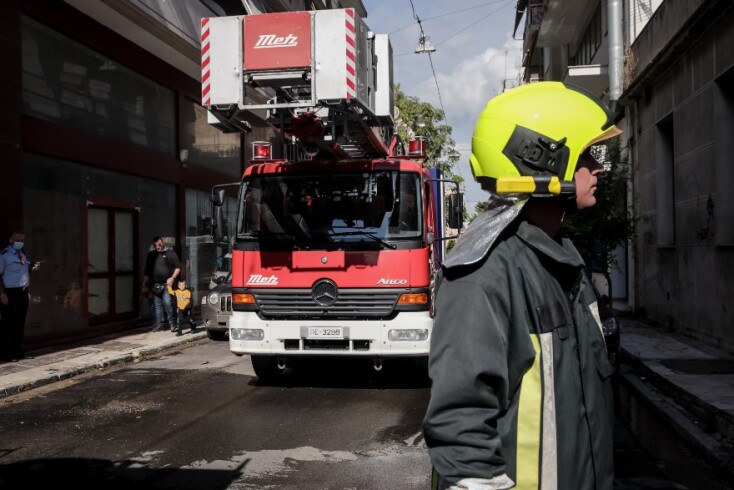 Πυρκαγιά σε διαμέρισμα στον Κολωνό - Η μάχη των πυροσβεστών σε εικόνες