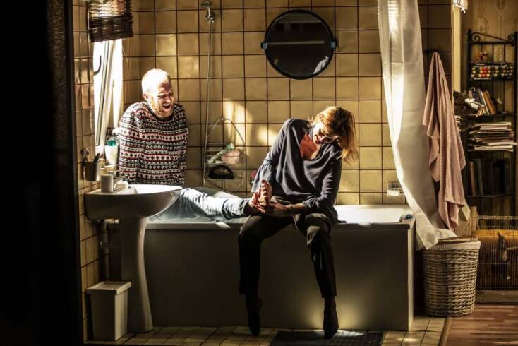 Στιγμιότυπο από τη θεατρική παράσταση «Κομμάτια μιας Γυναίκας»