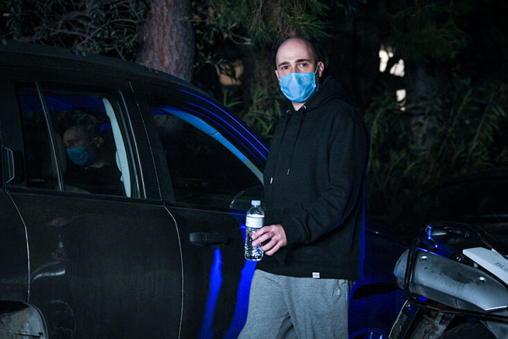 Ο Κωνσταντίνος Μπογδάνος, βουλευτής της ΝΔ, μετά την εμπρηστική επίθεση στο σπίτι του από αγνώστους