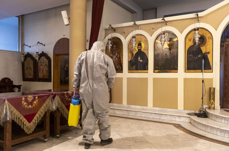 Απολυμαίνουν τις εκκλησίες στη Θεσσαλονίκη για να μπει «φρένο» στην εξάπλωση του κορωνοϊού