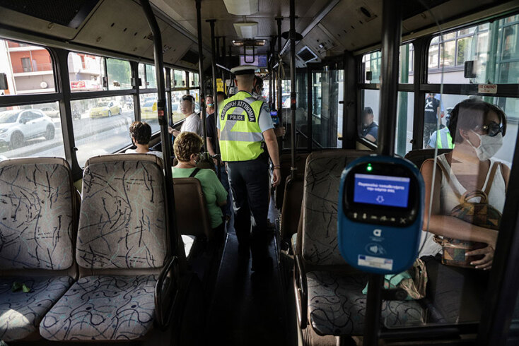 Κορωνοϊός στην Ελλάδα: Εντατικοποιούνται οι έλεγχοι της Αστυνομίας για τη χρήση μάσκας σε λεωφορεία, τρόλεϊ και ταξί