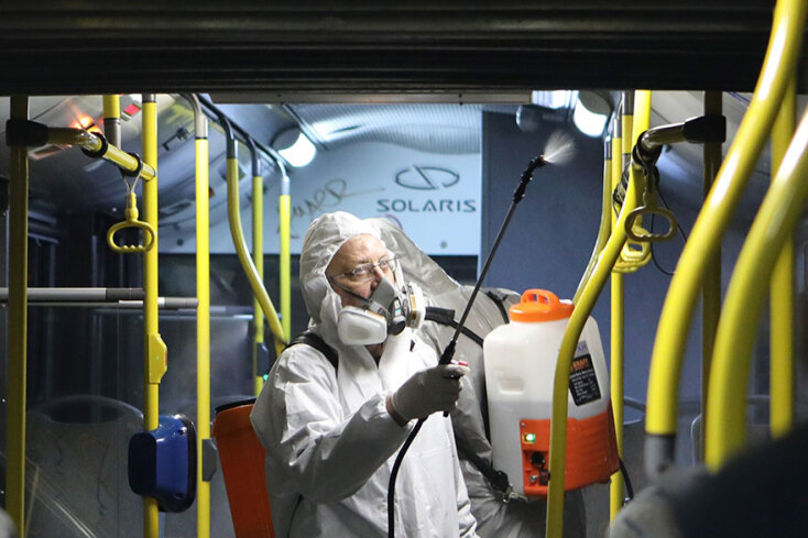 Μετά το τέλος της βάρδιας πραγματοποιούνται προληπτικές απολυμάνσεις για τον κορωνοϊό στα λεωφορεία