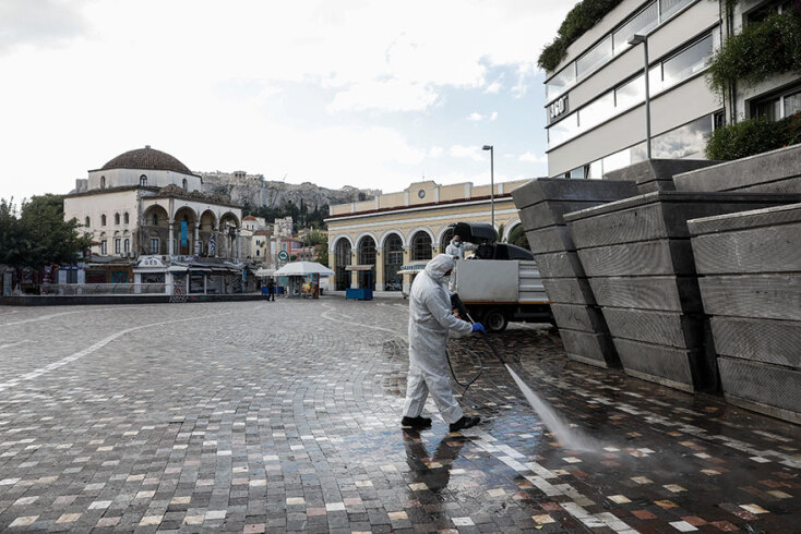 «Ερήμωσε» η πλατεία στο Μοναστηράκι, στο κέντρο της Αθήνας, λίγες ώρες μετά την έναρξη του νέου lockdown για τον κορωνοϊό