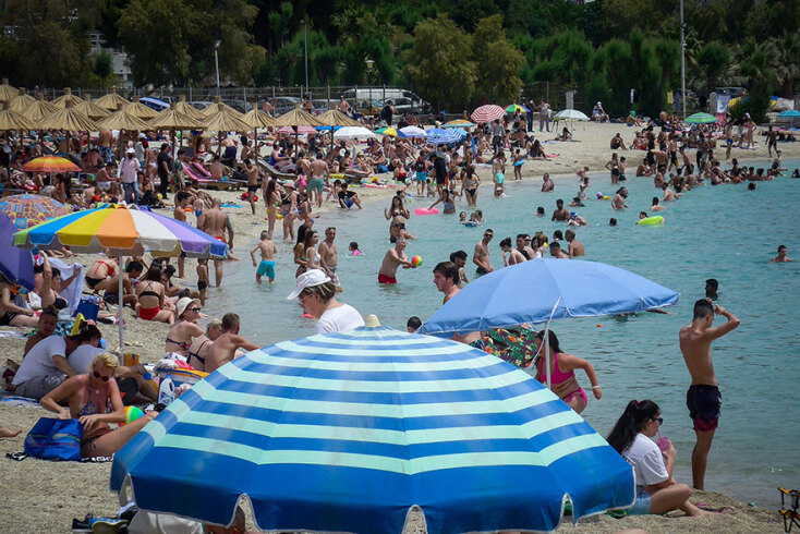 Κορωνοϊός - Άρση μέτρων: Ποιες αποστάσεις; Δεν έλειψαν και οι περιπτώσεις που σε παραλίες της Αττικής ο ένας ήταν πάνω στον άλλο εν μέσω καύσωνα