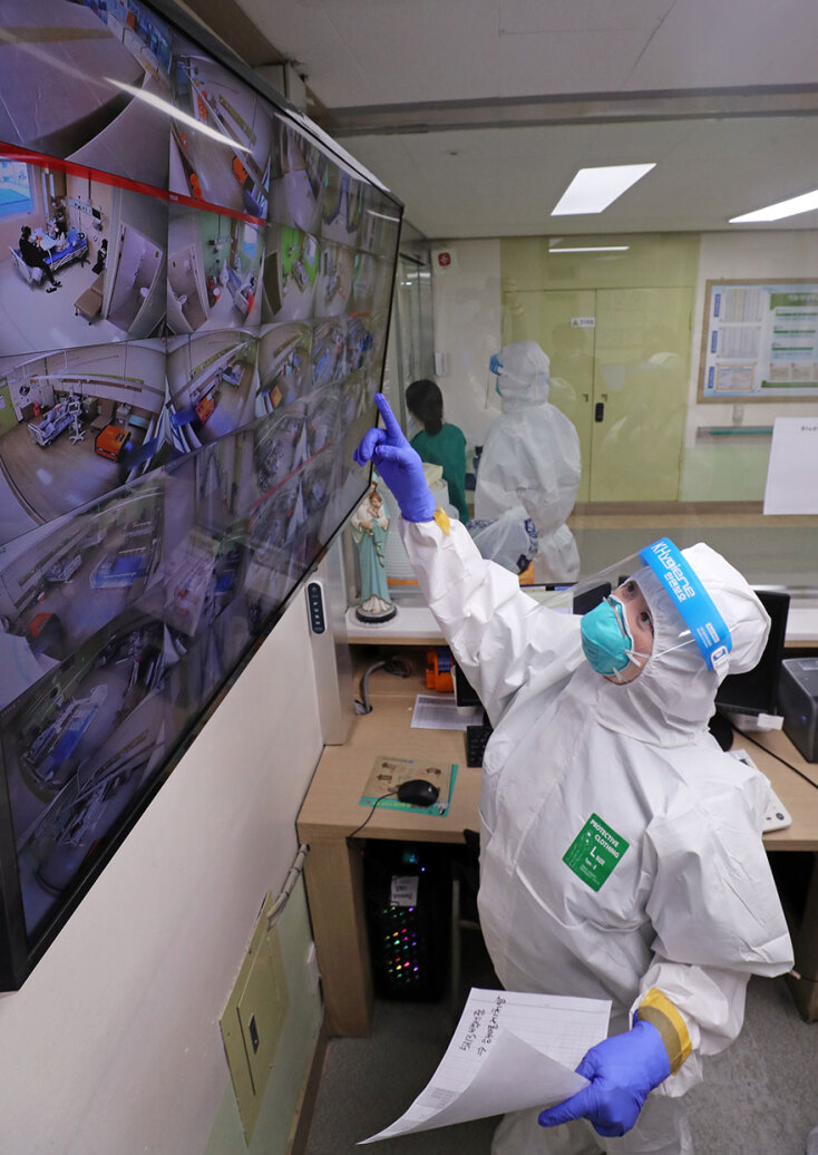 Υγειονομικός παρακολουθεί ασθενείς με κορωνοϊό σε νοσοκομείο στη Νότια Κορέα