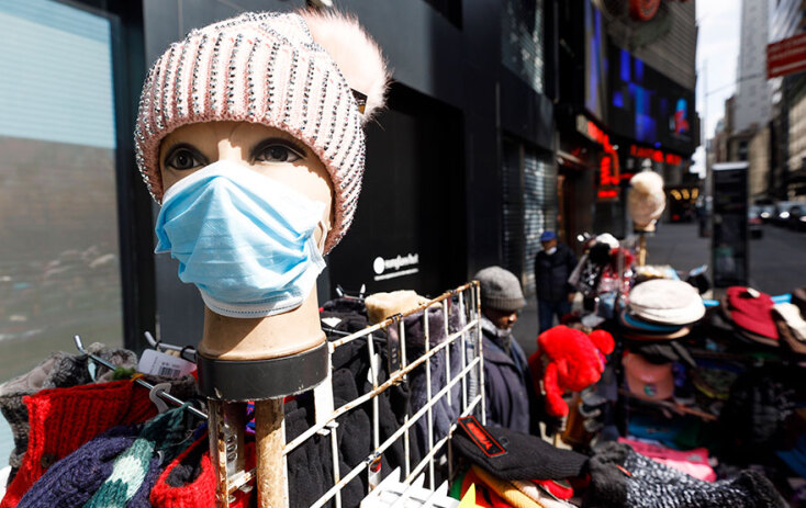 Νέα Υόρκη - κορωνοϊός: Κούκλα με προστατευτική μάσκα για τον επικίνδυνο ιό