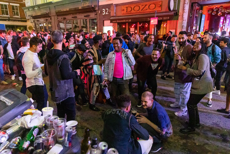 Ο ένας πάνω στον άλλο στις παμπ στη συνοικία Σόχο του Λονδίνου, που άνοιξαν έπειτα από 3 μήνες