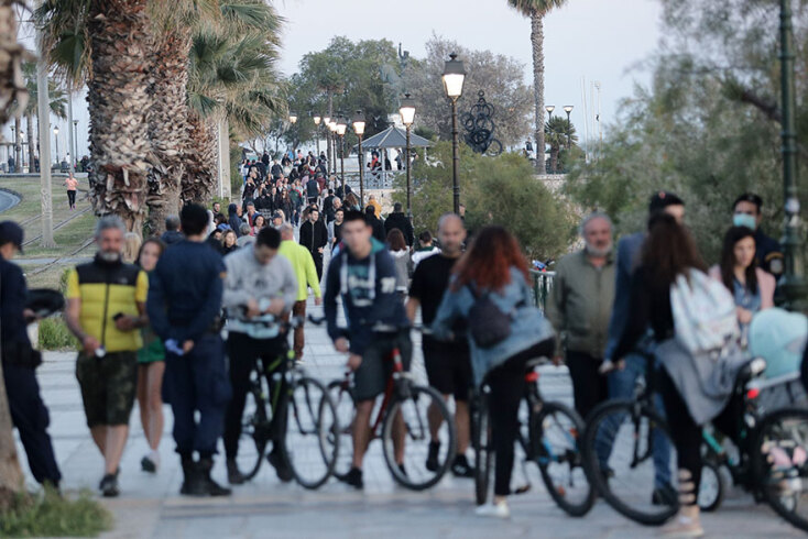 Ποια απαγόρευση κυκλοφορίας; Πλήθος κόσμου στην παραλία του Φλοίσβου