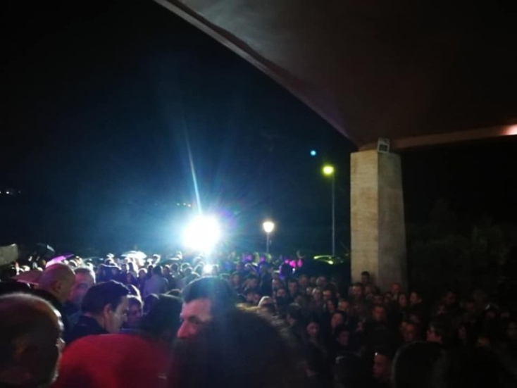 Χανιά: Εκκενώθηκε το μαγαζί όπου τραγουδούν Πλούταρχος-Ασλανδίου