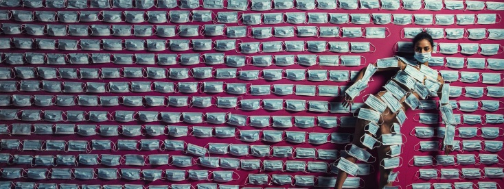 Γυναίκα που έχει καλύψει το σώμα της με μάσκες προστασίας