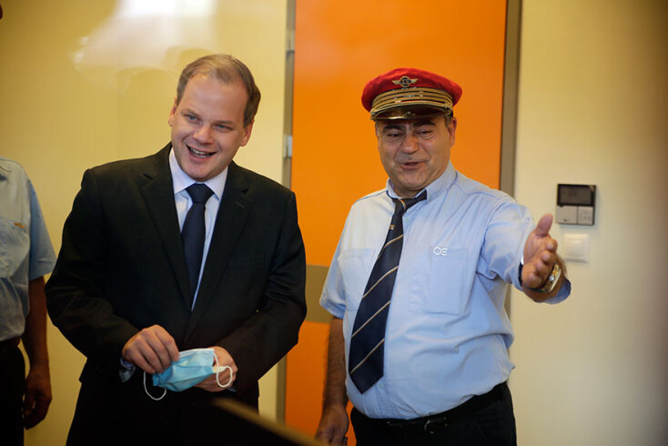 Ο υπουργός Υποδομών και Μεταφορών Κώστας Καραμανλής στα εγκαίνια της νέας γραμμής τουΠροαστιακού «Κιάτο - Ροδοδάφνη» 