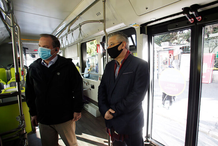 Ηλεκτροκίνητο λεωφορείο: Ο Κώστας Αχ. Καραμανλής, υπουργός Μεταφορών και Υποδομών, σε δοκιμαστικό δρομολόγιο