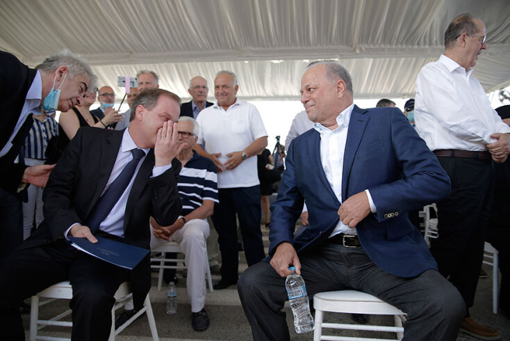 Ο υπουργός Υποδομών και Μεταφορών Κώστας Αχ. Καραμανλής συνομιλεί με τον πρόεδρο της Mytilineos Ευάγγελο Μυτιληναίο στα εγκαίνια της νέας διπλής γραμμής του Προαστιακού «Κιάτο - Ροδοδάφνη»