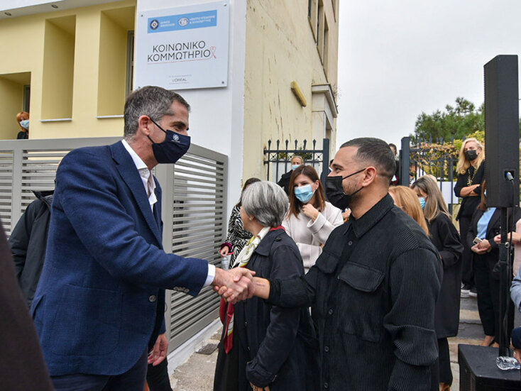 Ο Κώστας Μπακογιάννης, δήμαρχος Αθηναίων, στα εγκαίνια του «Κοινωνικού Κομμωτηρίου»