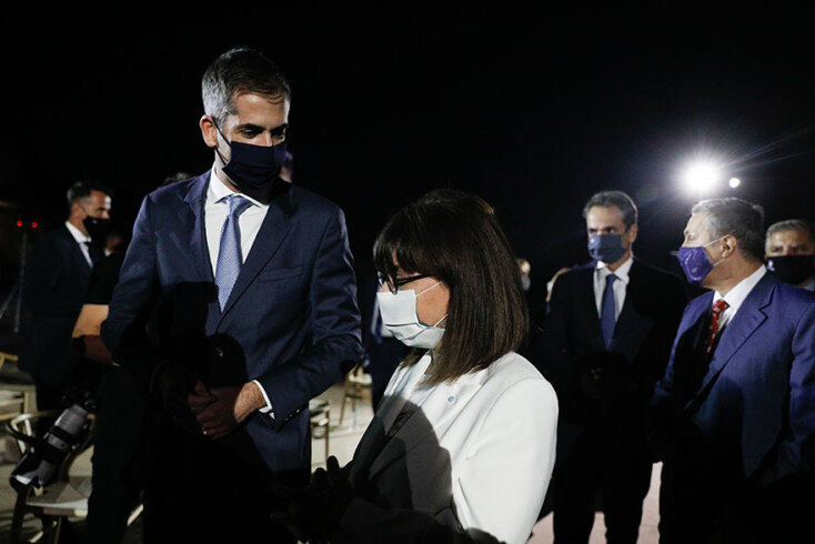 Ο δήμαρχος Αθηναίων Κώστας Μπακογιάννης και η Πρόεδρος της Δημοκρατίας Αικατερίνη Σακελλαροπούλου στην τελετή για τη νέα φωταγώγηση στην Ακρόπολη