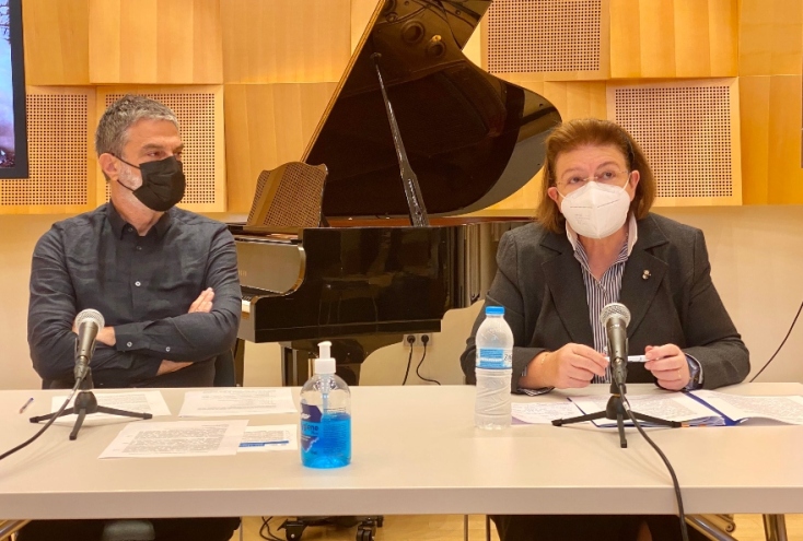 Ο καλλιτεχνικός διευθυντής της ΕΛΣ Γιώργος Κουμεντάκης και η υπουργός Πολιτισμού &amp; Αθλητισμού Λίνα Μενδώνη στην απολογιστική συνέντευξη τύπου για το πρόγραμμα Όλη η Ελλάδα ένας πολιτισμός 2021