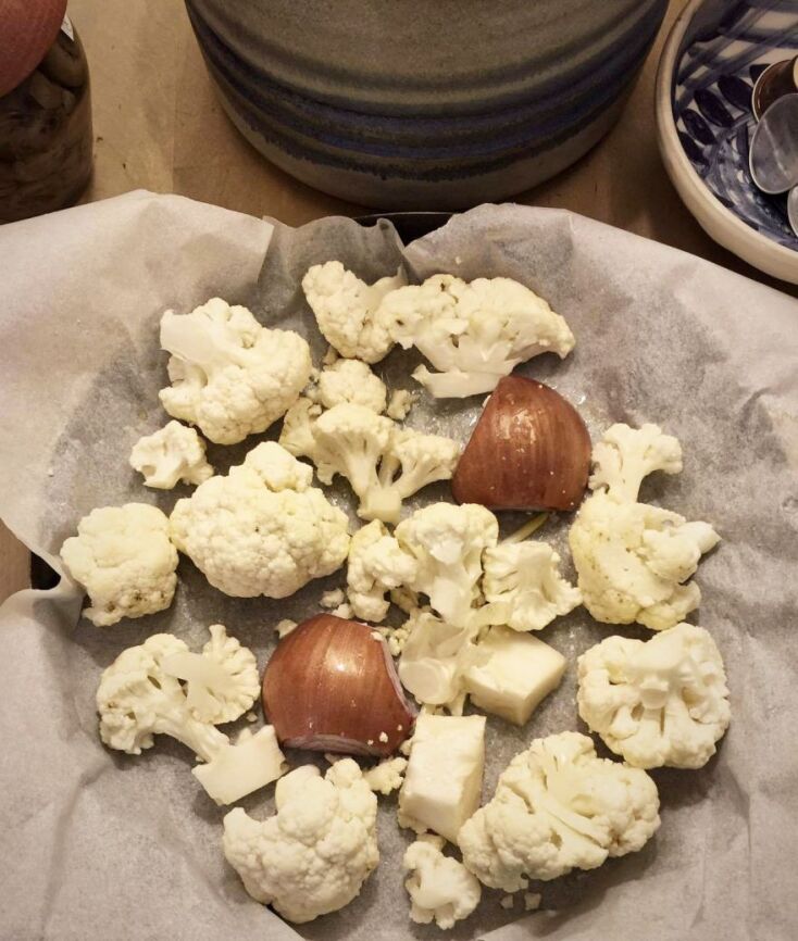 Ο Δημήτρης Ξανθούλης μας δίνει τη συνταγή για σούπα με ψητό κουνουπίδι και αμύγδαλα