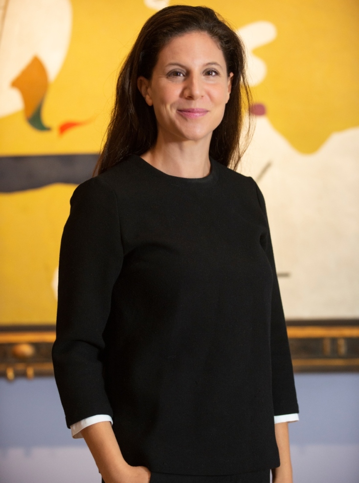 Η Μαρία Κουτσομάλλη μπροστά στην "Ακρίδα" του Χουάν Μιρό στο Ίδρυμα Β. &amp; Ε. Γουλανδρή