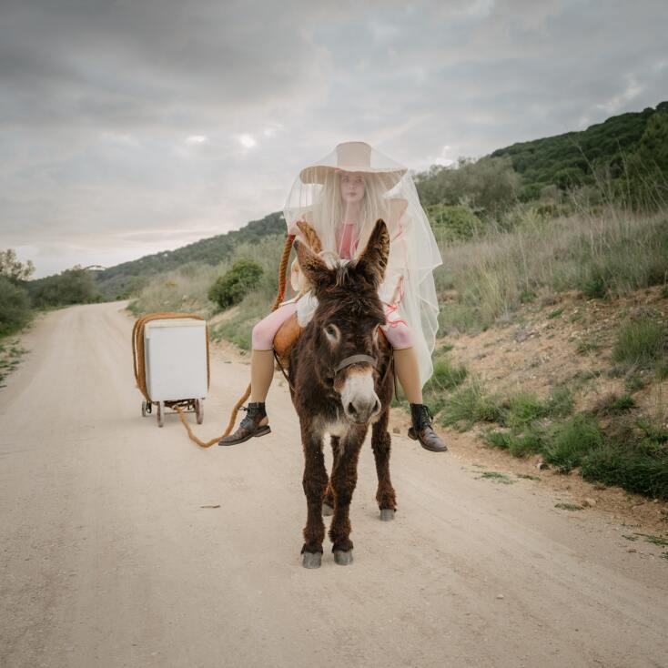 Η τραγουδίστρια Sharon Kovacs πάνω σε ένα γάιδαρο