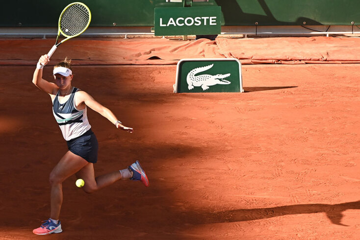 Παιχνίδι υπομονής από την Κρεϊτσίκοβα στα ημιτελικά του Roland Garros, επιστρέφει μπαλιά από τη γραμμή στη Μαρία Σάκκαρη
