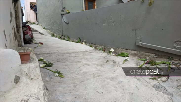 Μικρός Ζαχαρίας - Κηδεία: Λευκά κρίνα σε σημεία του δρόμου που πέρασε η σορός του αγοριού