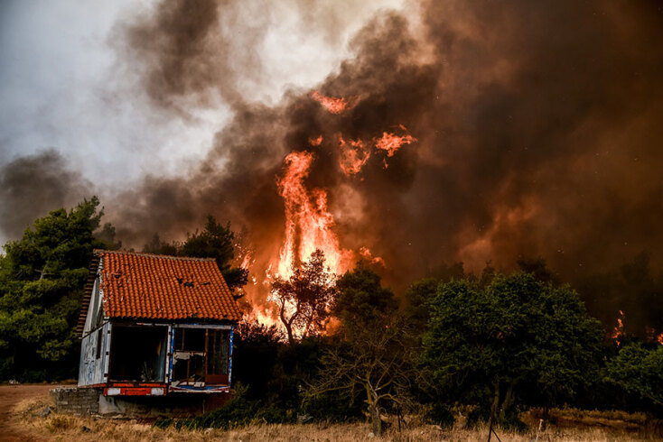 Φωτιά σε απόσταση αναπνοής από κτίριο στα Βίλια