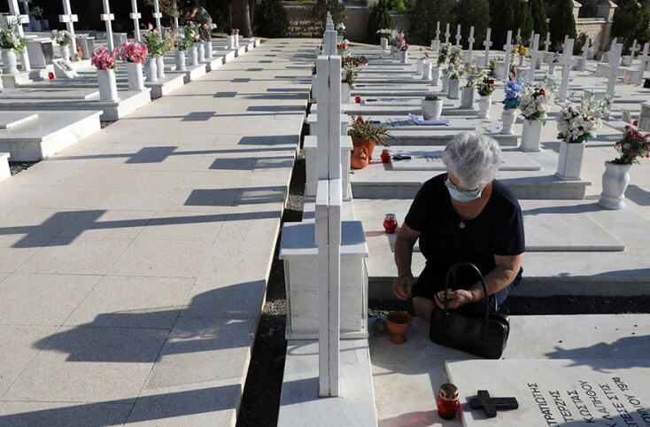 Λευκωσία: Γυναίκα ντυμένη στα μαύρα στον τάφο στρατιώτη που σκοτώθηκε κατά την τουρκική εισβολή στην Κύπρο (ΦΩΤΟ ΑΡΧΕΙΟΥ) - Οι εξαγγελίες Ερντογάν για τα Βαρώσια καταδικάστηκαν από το Συμβούλιο Ασφαλείας ΟΗΕ