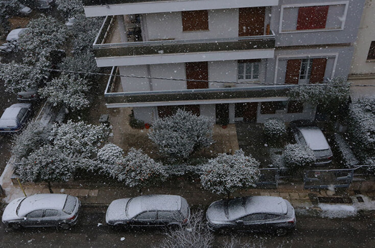 Χιόνια σε οροφές αυτοκινήτων στην Κυψέλη